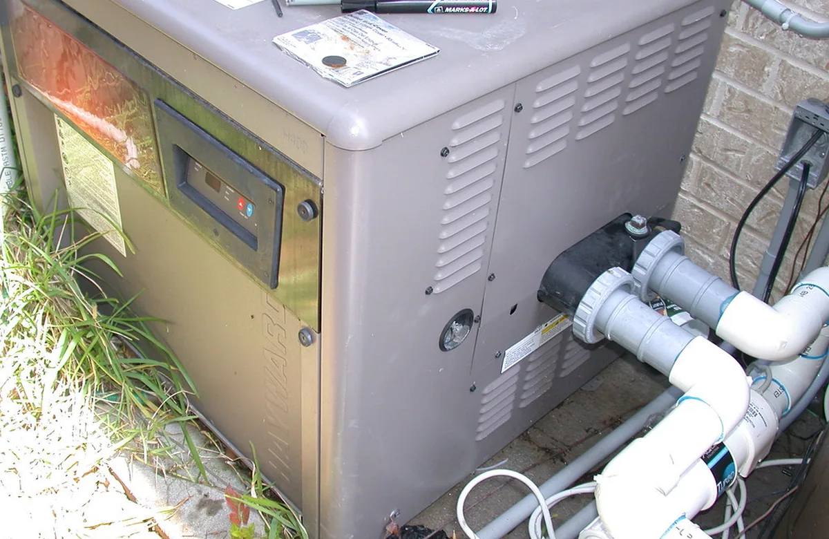 Aquecedor de piscina instalado junto à tubulação