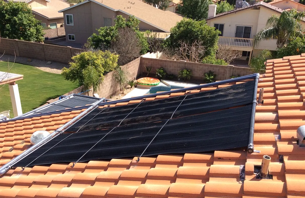 Placas de aquecimento solar para piscina no telhado