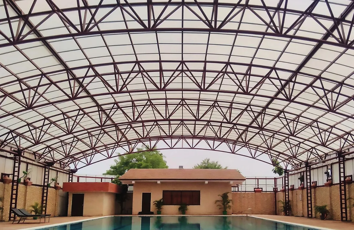 Piscina coberta com capa de proteção