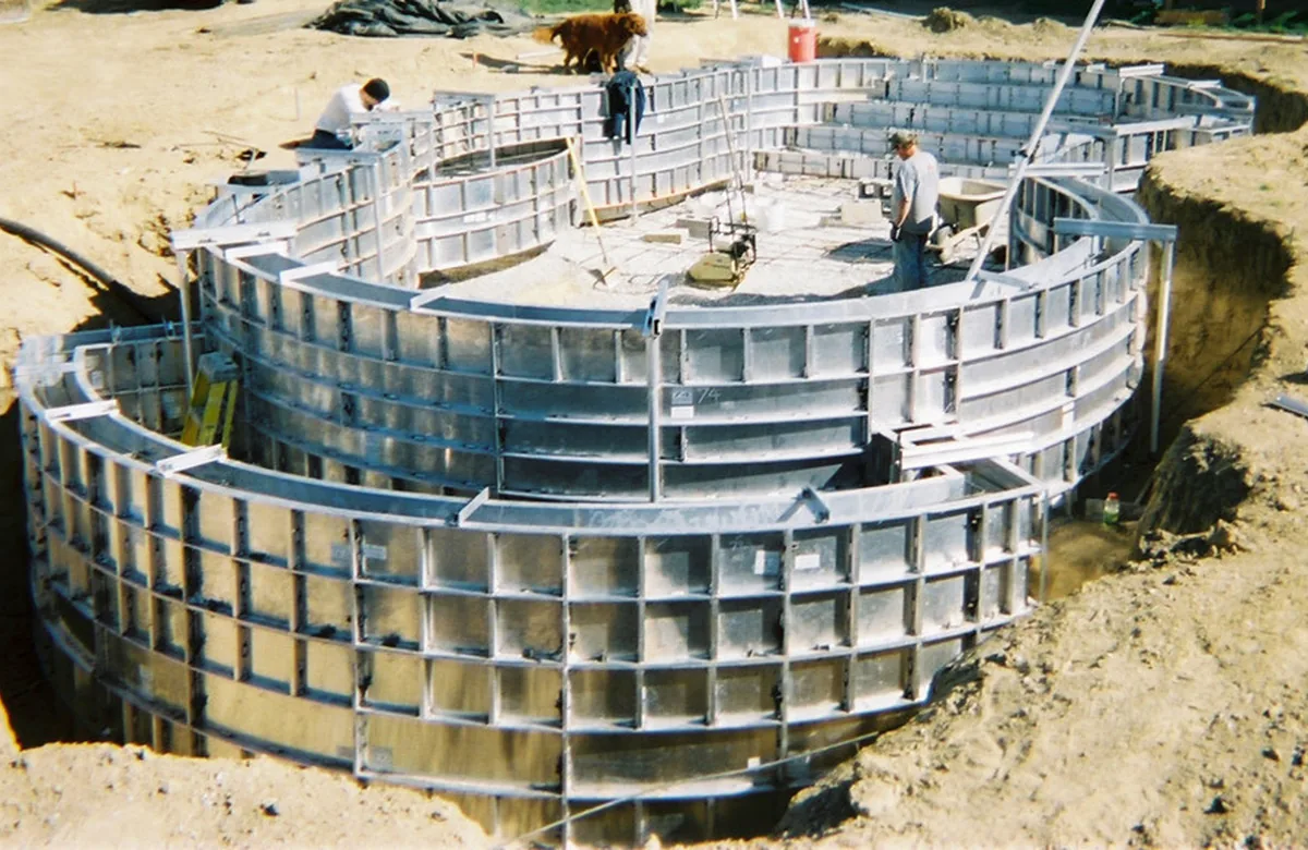 Construção de piscina de alvenaria em fase estrutural