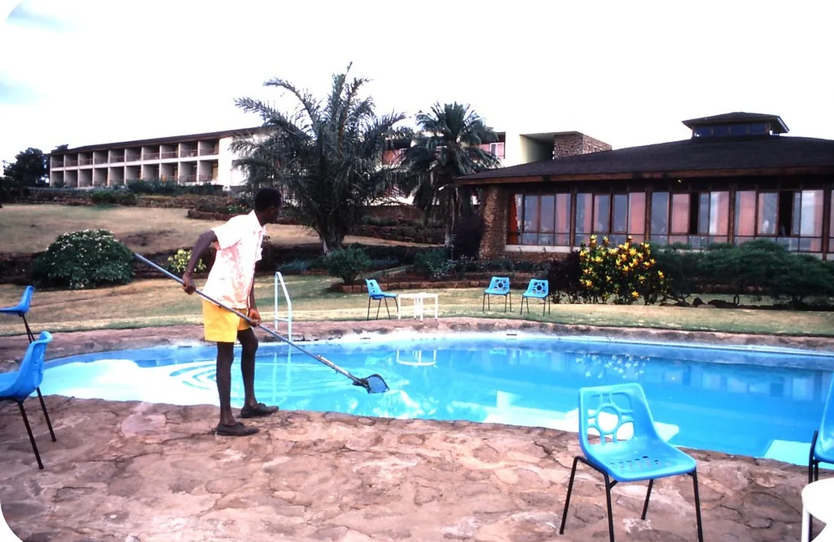 Profissional limpando piscina para representar tratamento da água