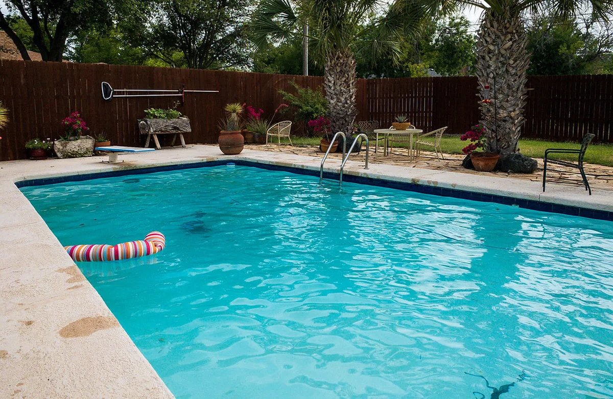 Piscina residencial para representar troca de vinil e renovação do revestimento