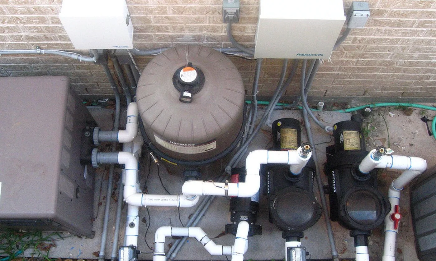 Casa de máquinas com bomba filtro registros e tubulações de piscina
