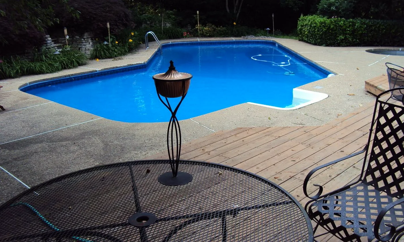 Piscina residencial para observar perda de água e suspeita de vazamento