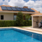 Piscina residencial com coletores solares no telhado e casa de máquinas preparada para aquecimento solar