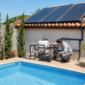 Técnico verificando manômetro e tubulações de aquecimento solar em piscina residencial