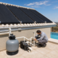 Placas coletoras de aquecimento solar para piscina instaladas em telhado com tubulação ligada à casa de máquinas