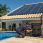 Coletores solares e técnico verificando sistema de aquecimento da piscina
