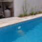 Areia aparecendo perto do retorno da piscina com filtro ao fundo