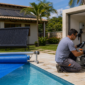 Piscina com coletores solares capa térmica e casa de máquinas