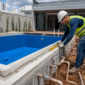 Obra de piscina residencial com preparação de vinil tubulações hidráulicas e casa de máquinas em Goiânia