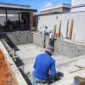 Obra de construção de piscina em concreto com equipe técnica no Parque Amazônia em Goiânia
