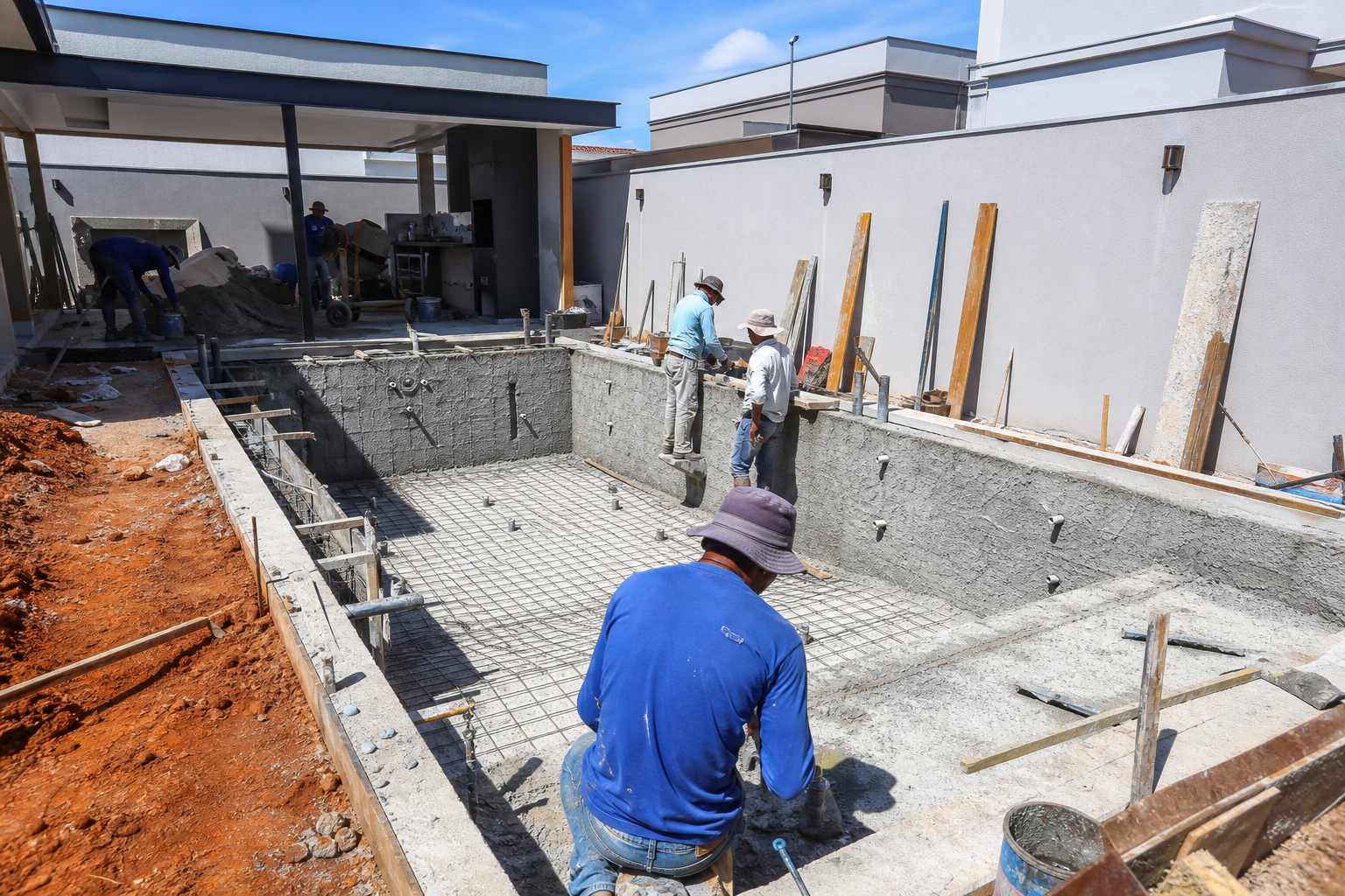 Obra de construção de piscina em concreto com equipe técnica no Parque Amazônia em Goiânia