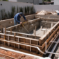 Construção de piscina residencial com estrutura de concreto tubulações e técnico conferindo nível no Setor Crimeia Leste em Goiânia