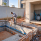 Obra de piscina residencial com tubulações hidráulicas e casa de máquinas planejada em Goiânia