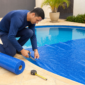 Técnico cortando capa térmica azul sob medida para piscina no Setor Garavelo