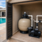 Filtro de areia com bomba, válvulas, manômetro e tubulação PVC em casa de máquinas ao lado da piscina