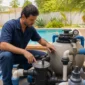 Técnico inspecionando filtro de areia bomba manômetro e tubulação de piscina residencial