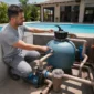 Técnico conferindo manômetro válvula seletora bomba e filtro de areia em casa de máquinas de piscina residencial