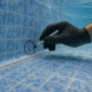 Técnico marcando furo no vinil da piscina para reparo