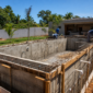 Obra de construção de piscina de alvenaria em Goiânia com estrutura, ferragens e equipe técnica