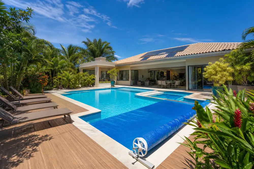 Piscina de imóvel de temporada com capa térmica e coletores solares