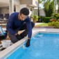 Técnico verificando circulação e retorno de água da piscina