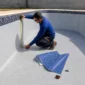 Técnico medindo piscina vazia para troca de vinil no Negrão de Lima em Goiânia