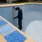 Técnico medindo piscina vazia para troca de vinil no Setor Coimbra em Goiânia