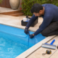 Técnico inspecionando vinil de piscina enrugado na borda