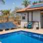 Piscina residencial com coletores solares e tubulação de aquecimento instalados em Aruanã