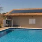 Piscina residencial com coletores solares térmicos no telhado e tubulação hidráulica ligada à casa de máquinas