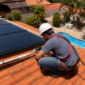 Técnico verificando placas de aquecimento solar de piscina no telhado