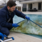 Técnico avaliando capa térmica de piscina com umidade e sujeira