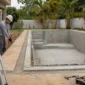 Piscina residencial em construção com técnico medindo a estrutura no Setor Norte Ferroviário, Goiânia