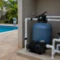 Filtro de areia com motobomba, tubulações, registros e manômetro em casa de máquinas de piscina