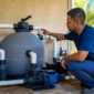 Filtro de areia, motobomba, manômetro e tubulações de PVC em casa de máquinas de piscina