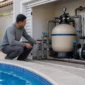 Técnico verificando filtro de areia, bomba, manômetro e registros da piscina no Jardim América Oeste, Goiânia