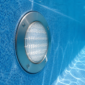 Nicho de luminária LED instalado na parede de uma piscina de vinil