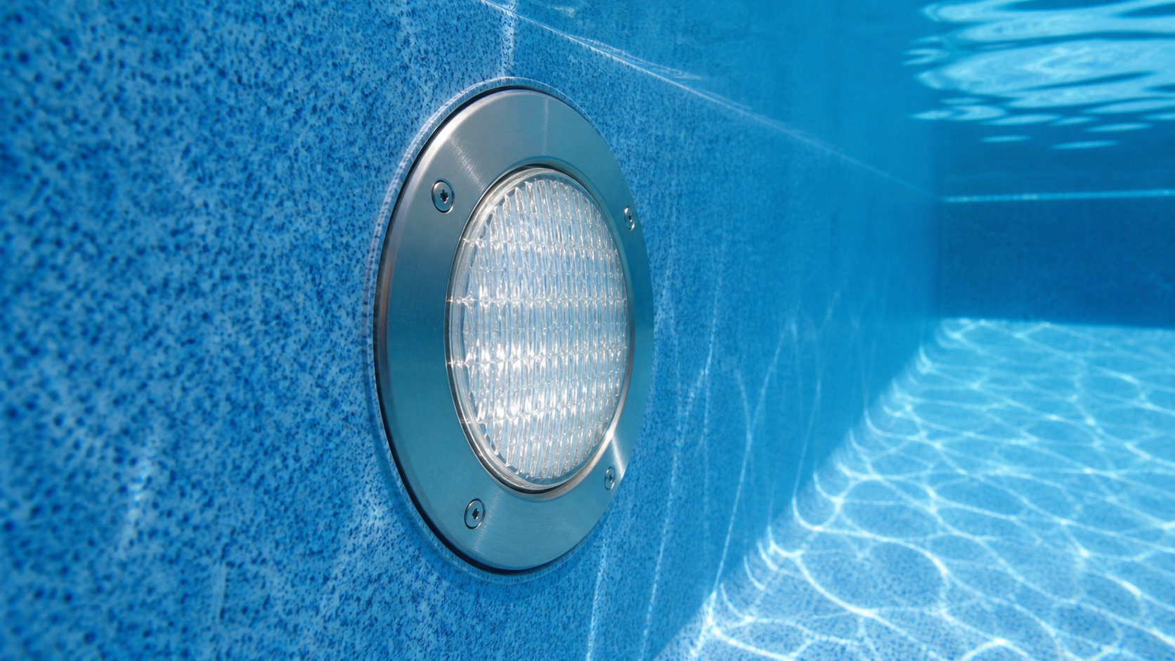 Nicho de luminária LED instalado na parede de uma piscina de vinil