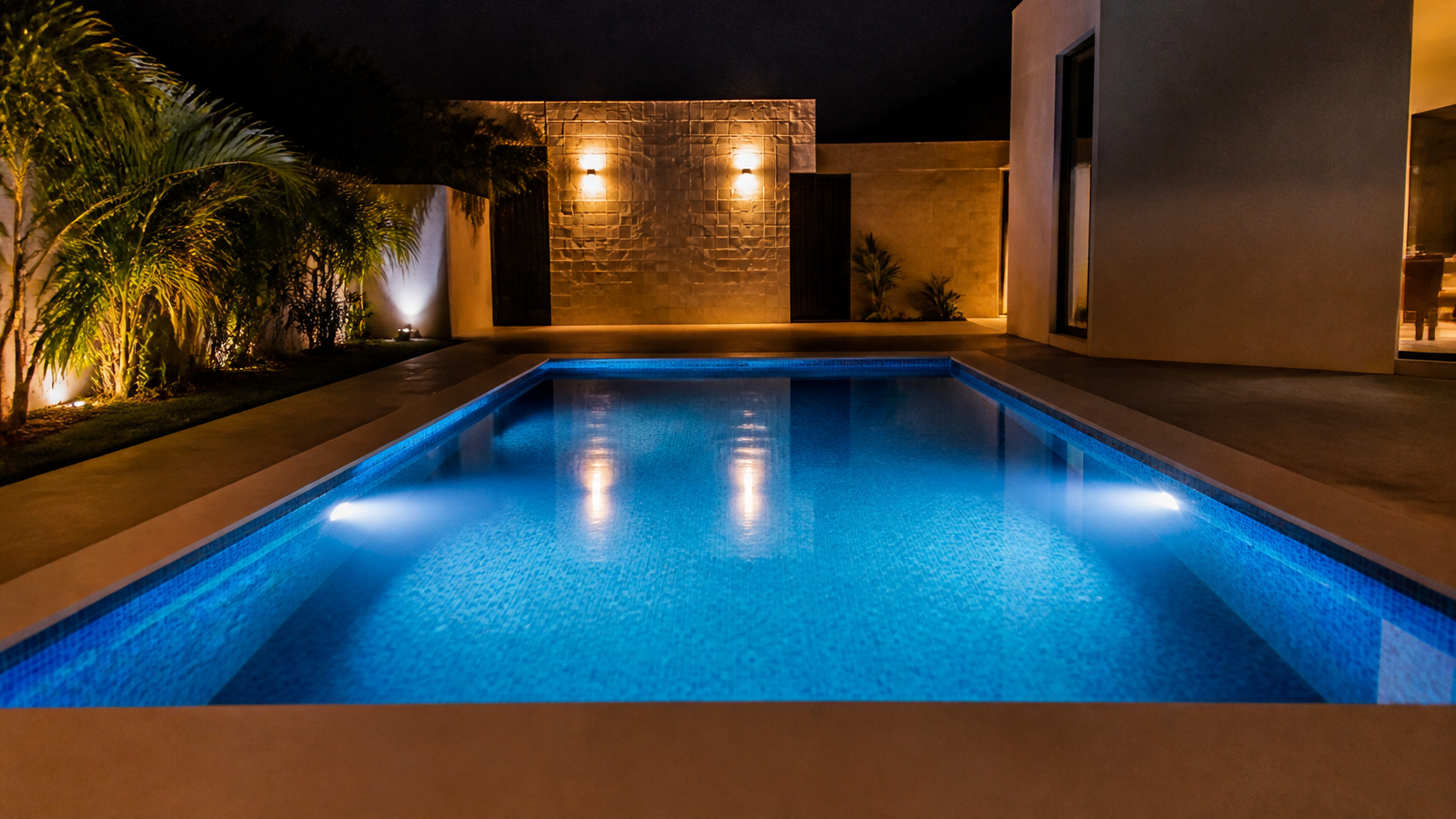 Iluminação LED instalada na parede de uma piscina, com posicionamento técnico para distribuir a luz em Goiânia.