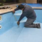 Técnico medindo revestimento vinílico, escada e dispositivos antes da troca de vinil no Jardim Presidente, Goiânia.