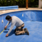 Medição do revestimento de vinil de uma piscina residencial em Paranaiguara antes da troca.
