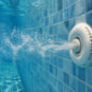 Jato de retorno da piscina liberando bolhas de ar na água
