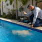 Areia ou mídia filtrante saindo pelo retorno da piscina durante diagnóstico