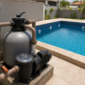 Sistema de filtragem de piscina com bomba, filtro de areia, manômetro e temporizador em uma residência de Goiânia.