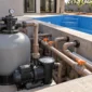 Filtro de areia, motobomba, manômetro, registros e tubulações de uma casa de máquinas de piscina
