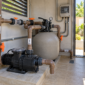 Casa de máquinas de piscina com bomba, filtro de areia, válvulas e venezianas de ventilação