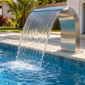 Cascata laminar de inox com jato contínuo instalado na borda de uma piscina residencial em Goiânia.