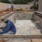 Piscina residencial em construção em Fazenda Nova com estrutura de concreto e conferência de tubulações hidráulicas